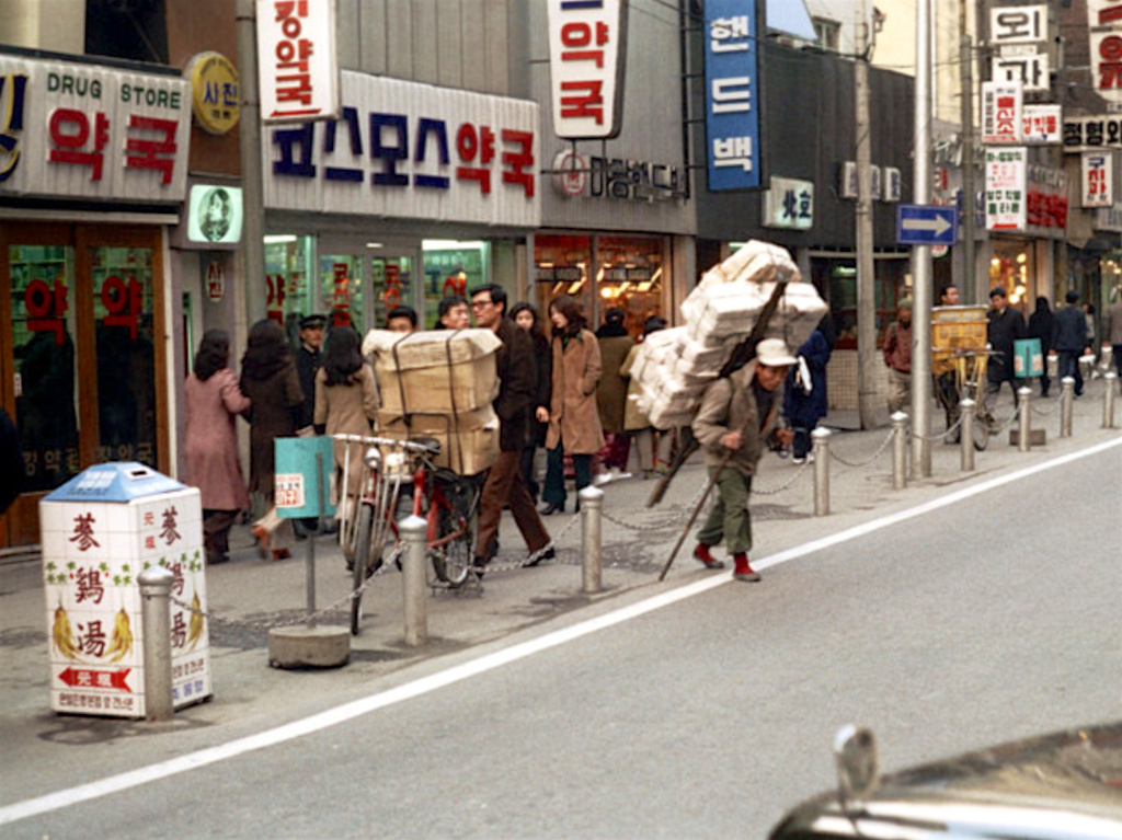 老照片 | 韩国汉城,1972年.尼克·德沃尔夫