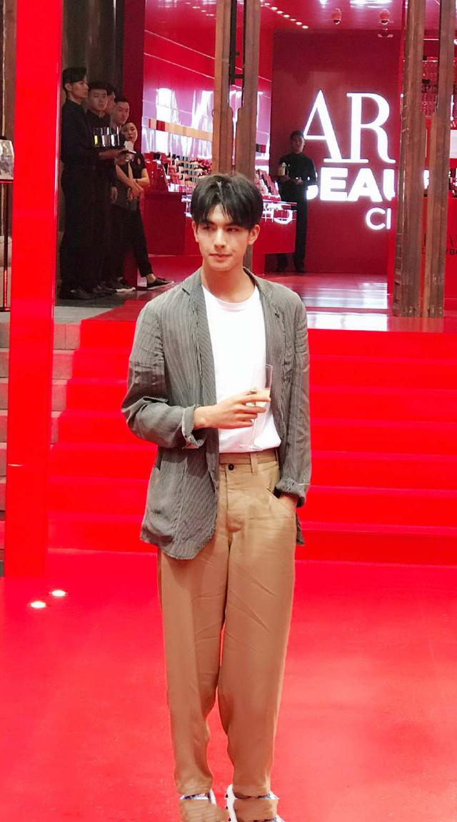 快来看!宋威龙最新活动照片,酷帅有型十分养眼