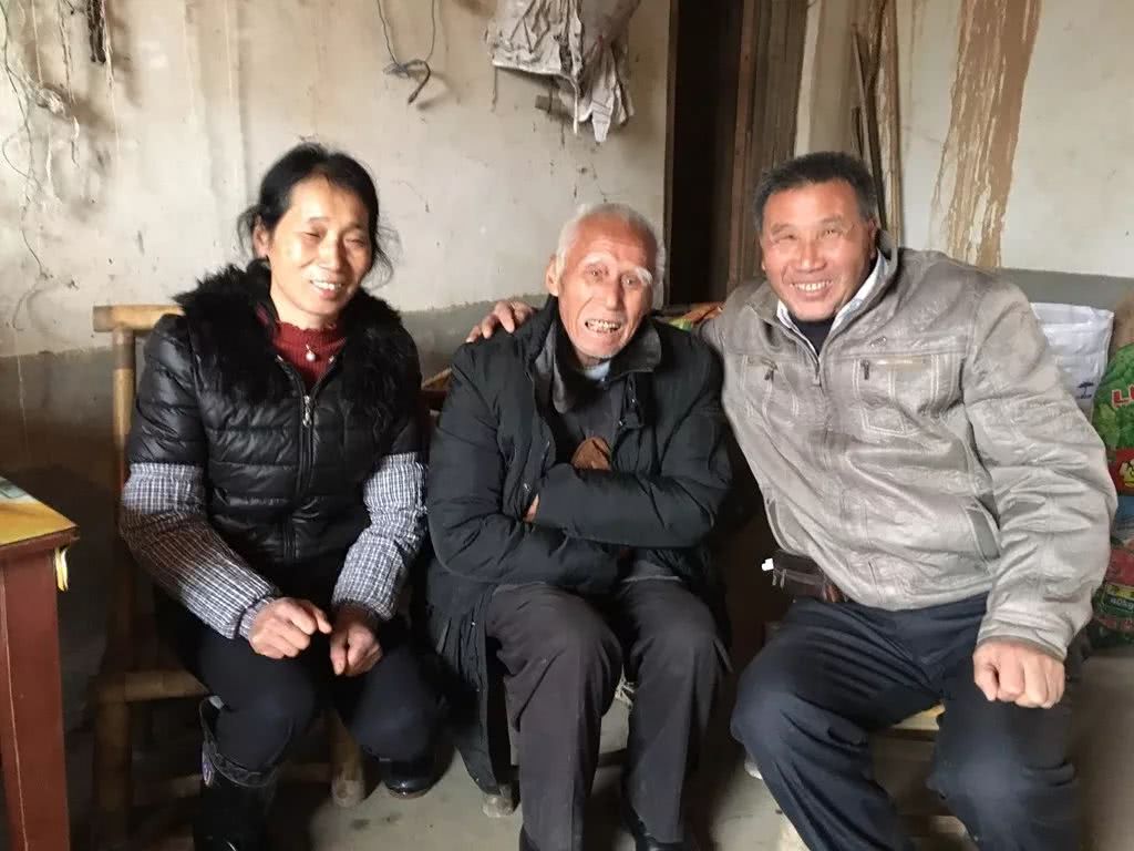 张镇栋老人与侄子张帮光夫妇   这里是赣州市章贡区沙石镇沙石村田心