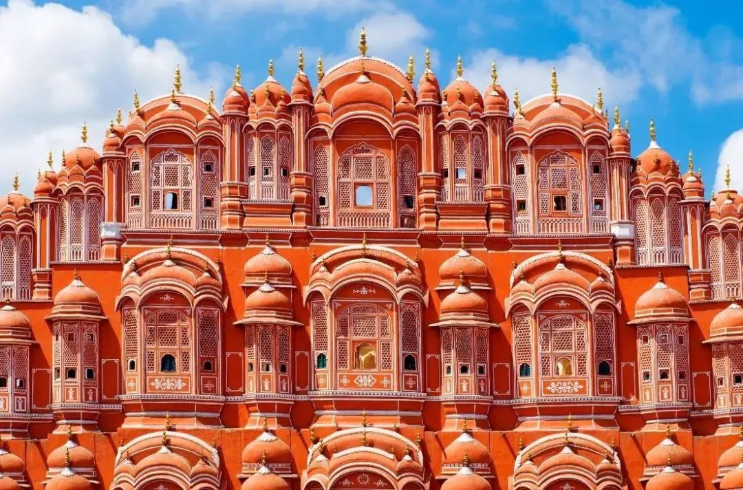 正文                  清真寺主体建筑有四分之三建在水上,外观粉红