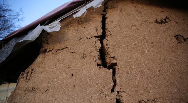 这是老人住的房子,都是土砖瓦房,屋顶上不少地方漏水,老人也没能力去