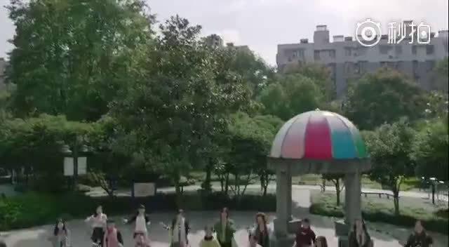 我是大侦探:邓伦现场脱鞋脚放桌上所有人都弹