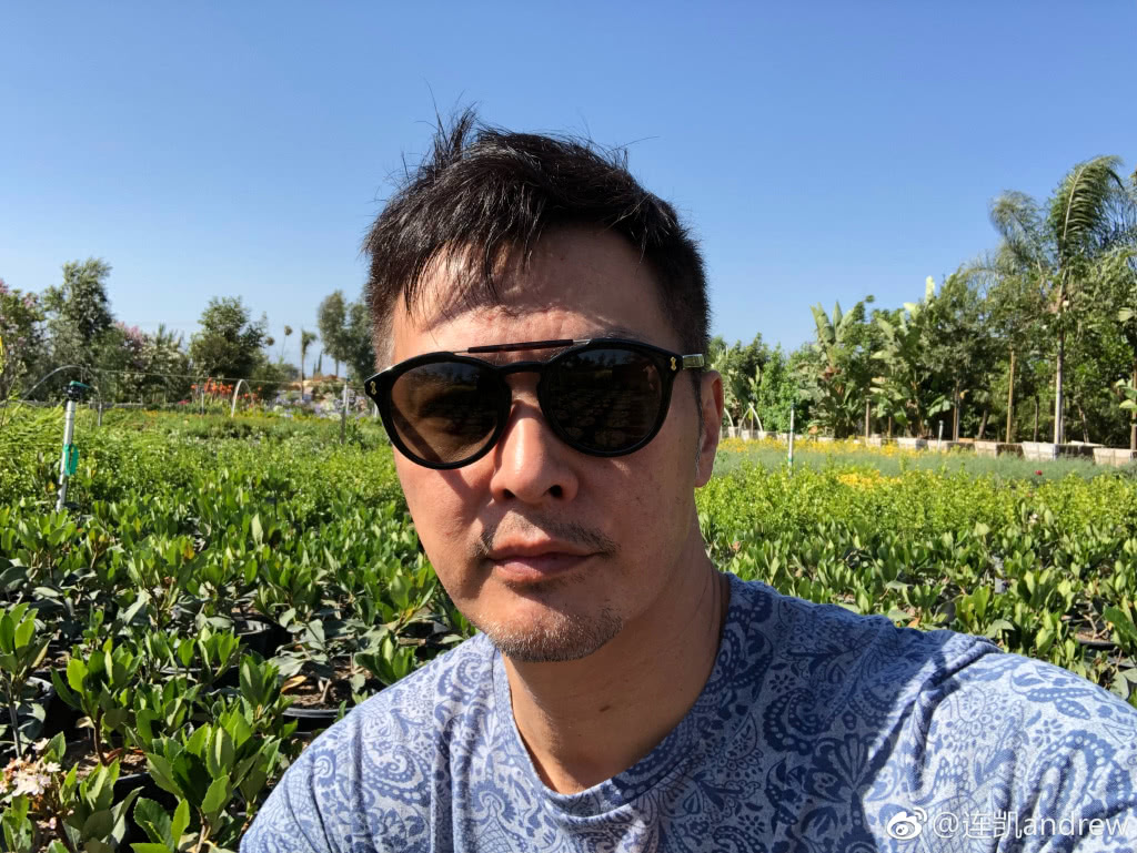 长得帅又专情,34岁娶圈外老婆恩爱15年,2个儿子颜值都随他