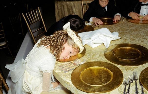 一组纪实照片直击上流社会生活, 吃饭用金碟子