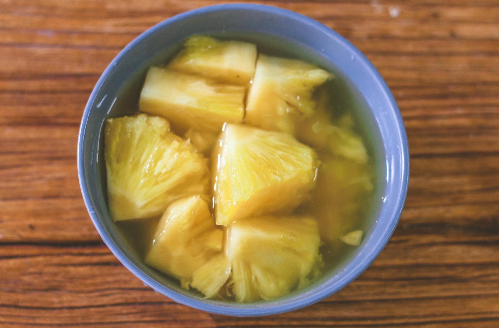 把挖出来的菠萝肉切小块,放到盐水里泡着,泡个10分钟左右.