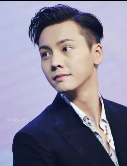 粉丝抱了一下陈伟霆, 镜头一转, 陈伟霆的黑西装亮了