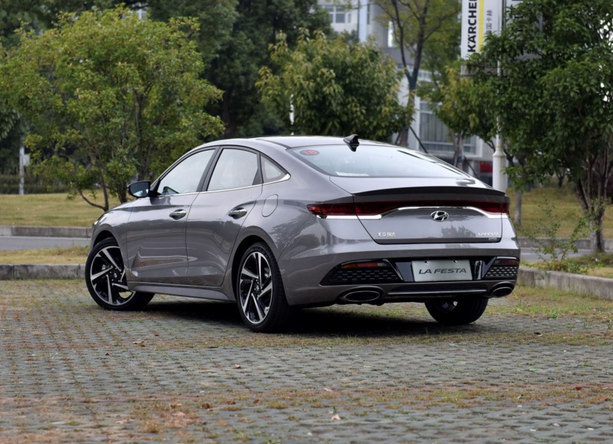 同价位的轿车和suv到底哪个好?骏派d80与菲斯特大比拼!