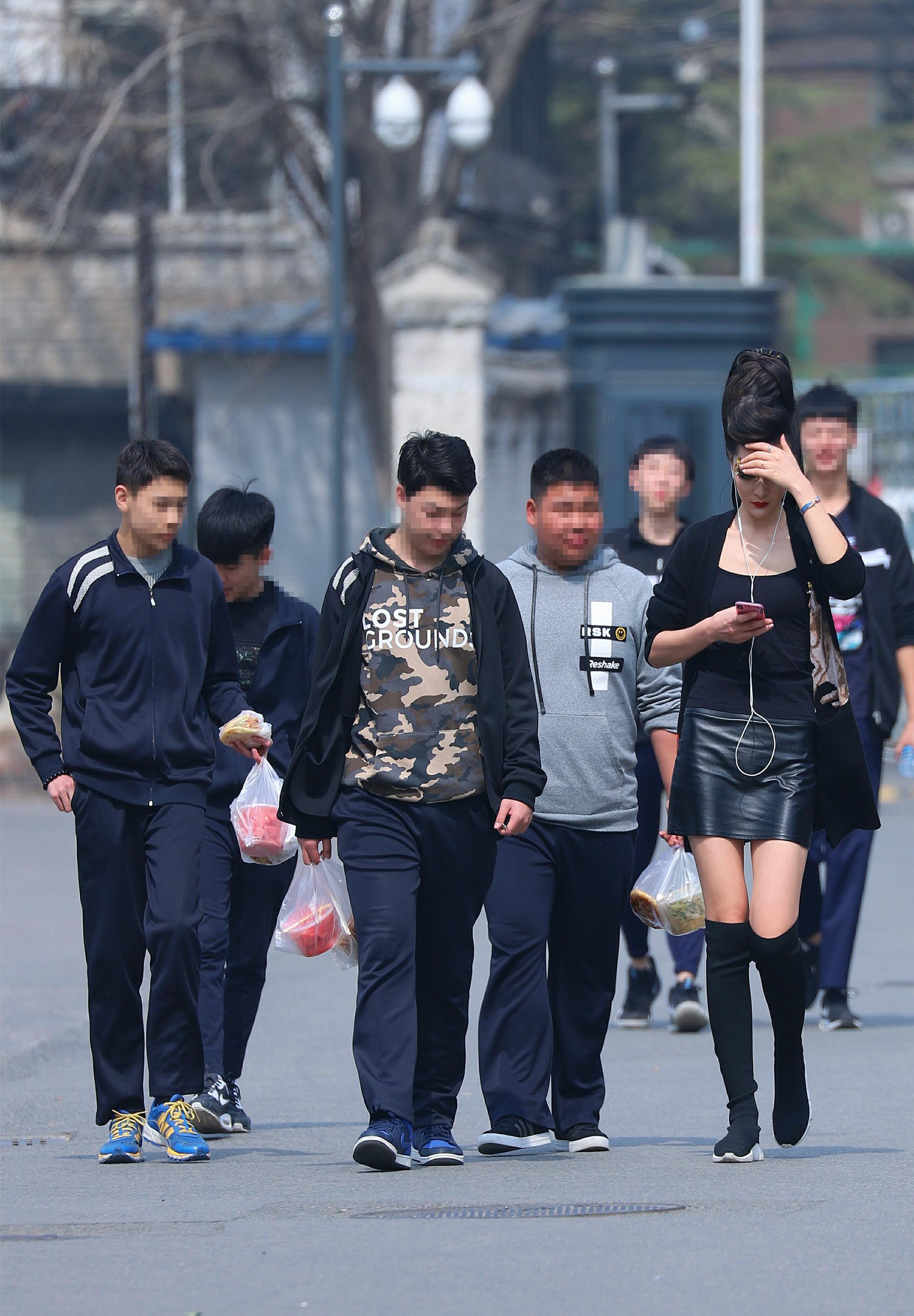 北京街拍:2018年4月潮人们齐聚北京798,共同诠释时尚文化