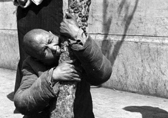 晚清罕见老照片,卖艺男子一脸苦笑,穷人饿到直接啃树皮_新浪看点