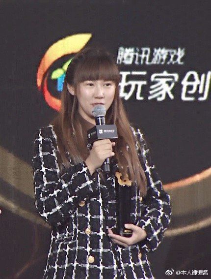 首先,在事业上,lol小苍在"双十一"的时候跟王思聪和平分手,从他旗下的