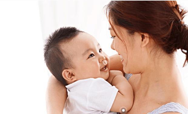 宝妈不能乱抱孩子, 特别是这段时间内, 容易使孩子发育慢