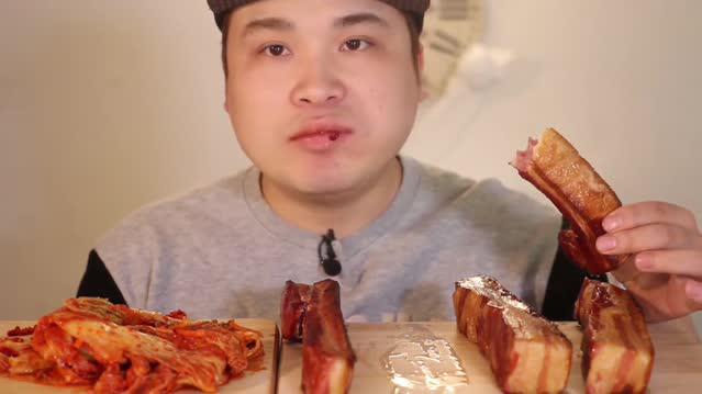 韩国胖哥donkey,吃三块熏制培根,油腻腻的却很香