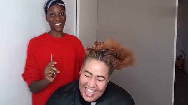 国外大姐头发又油又乱,一狠心剪成超短发后,看着减龄又清爽!