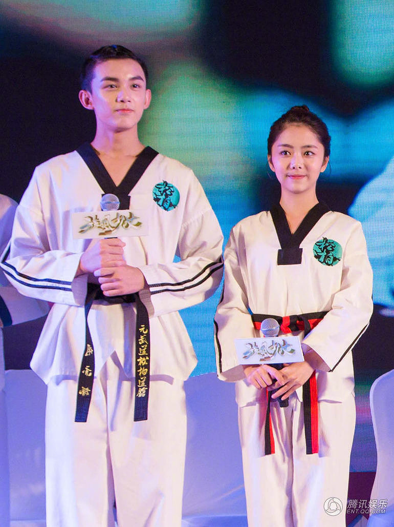 谭松韵cp感很强啊,和谁站在一起都是最萌身高差,一言不合就摸头杀