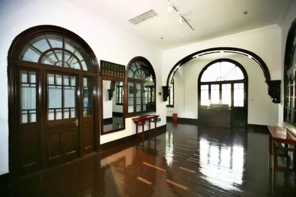 张伯苓故居始建于1920年代中叶 是砖木结构的三层英式别墅 机砖墙身