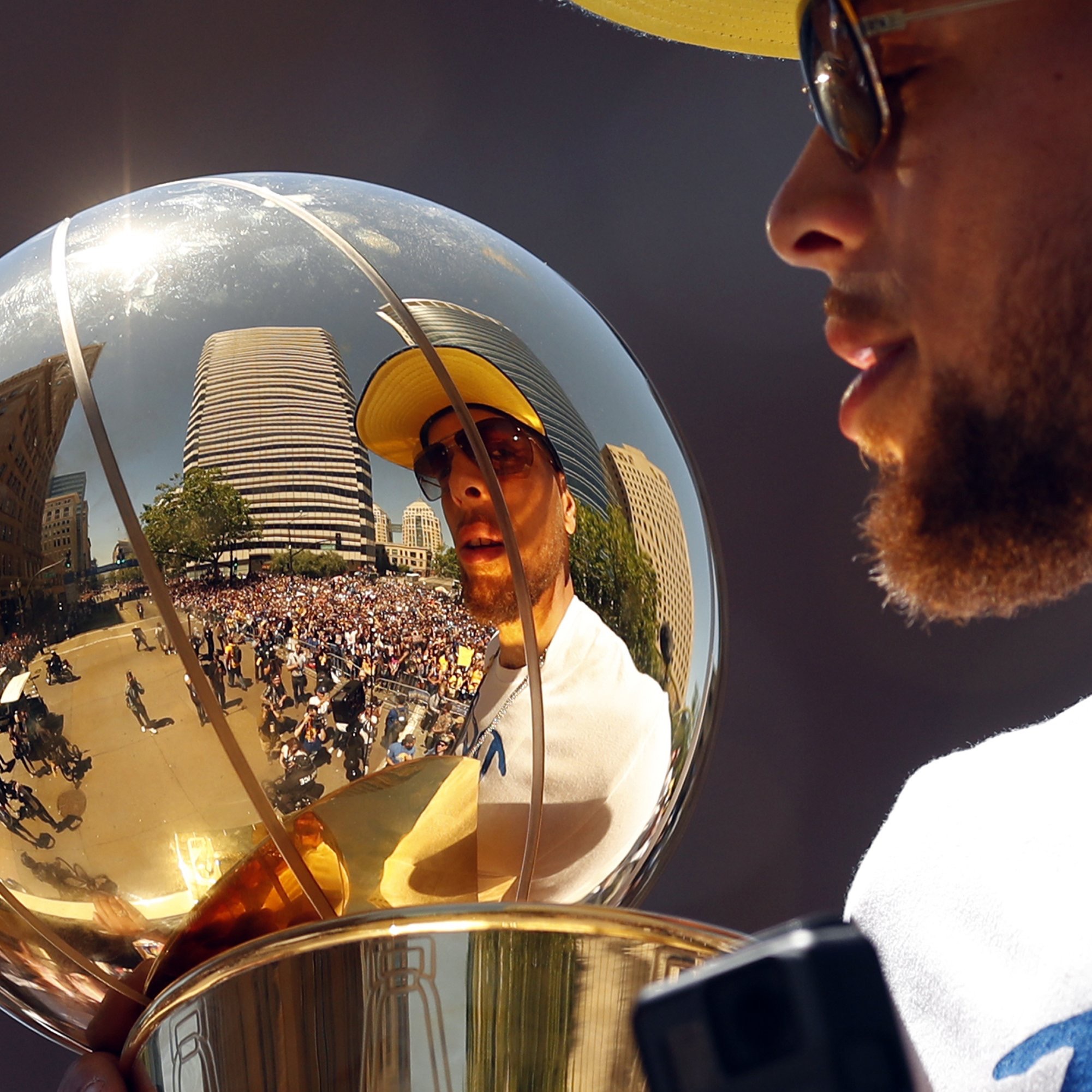 抱着冠军奖杯 的库里,在96的金光衬托下, 这一组图灰常帅有木有