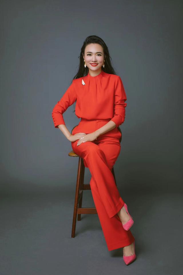 《天下足球》《剧说很好看》主持人.