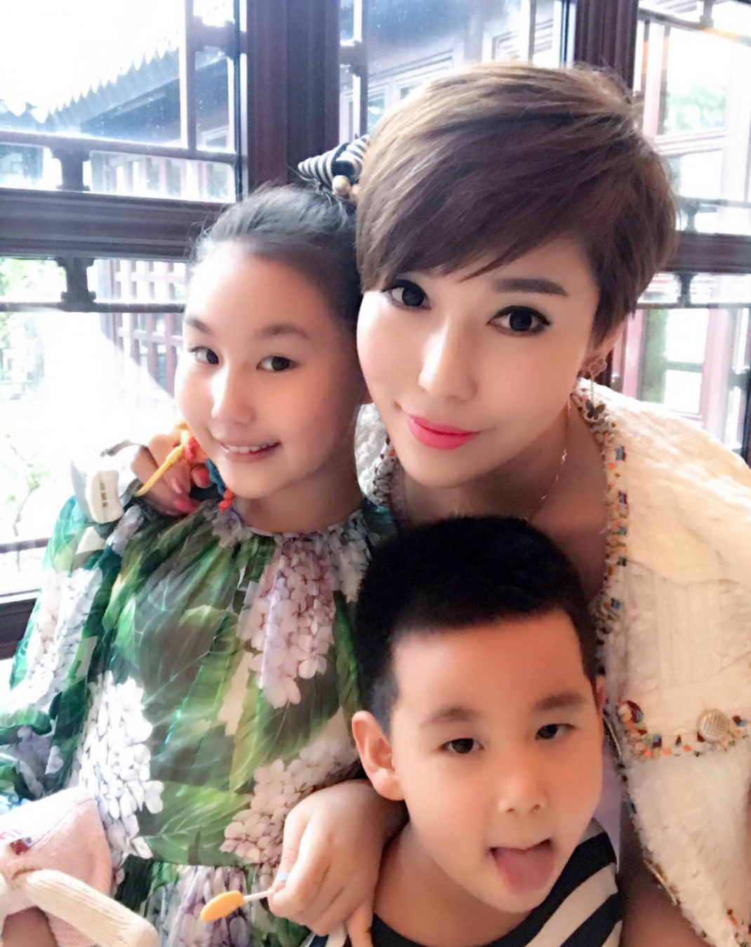 前国脚李玮峰晒出自己结婚12周年的照片,祝福李玮峰