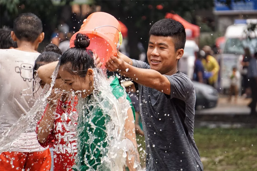 在热情似火中"湿身":保山潞江坝泼水节攻略