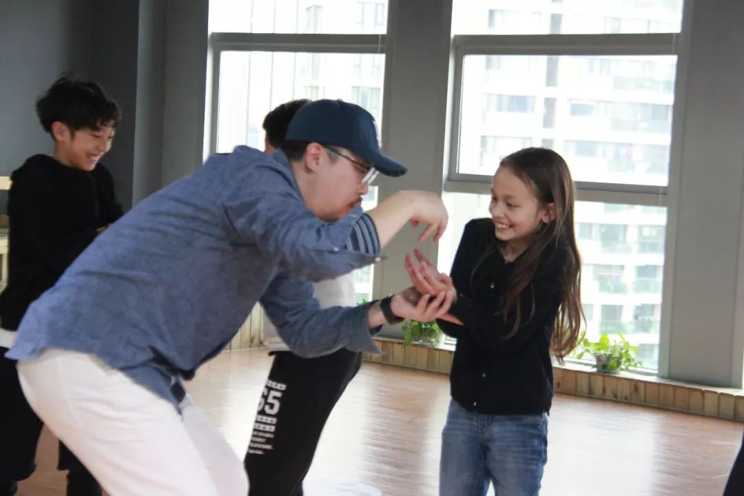 肢体动作和丰富的面部表情很好地结合在一起,才能获得良好的表演效果