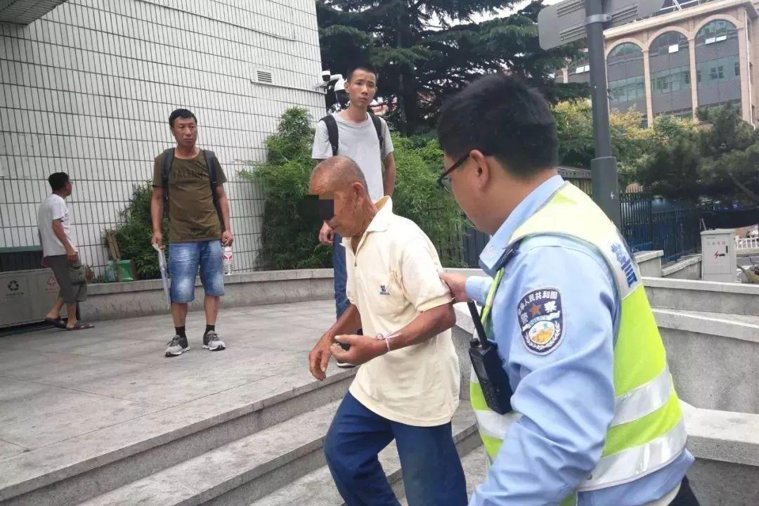 威海一村民被毒蛇咬伤 警车开道上演生死时速_新浪新闻