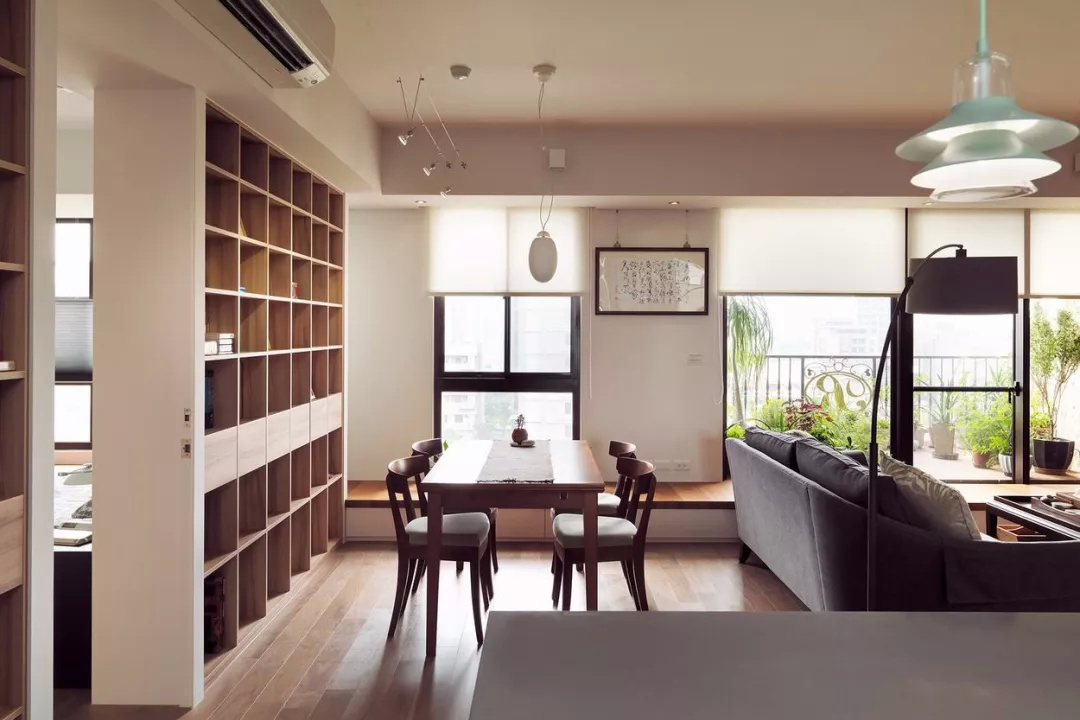 丢掉了电视和背景墙,他把客厅变成了孩子的游乐场,书房,衣帽间……|客