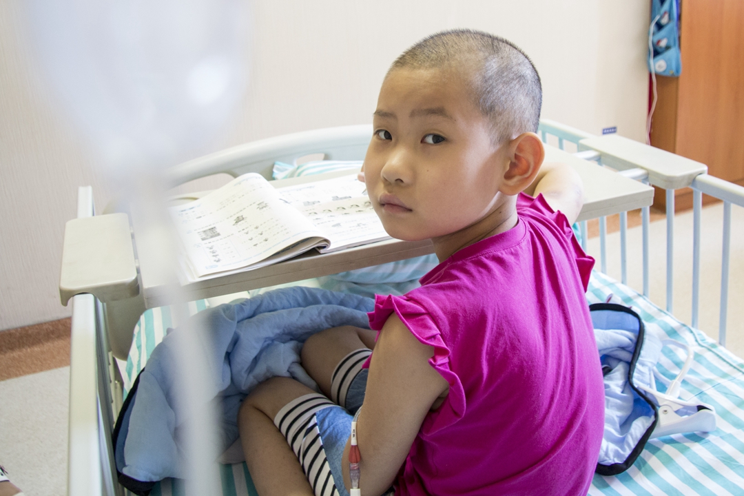 吉林8岁重症女孩不舍家中脑瘫哥哥:"妈妈 我还能活多久?