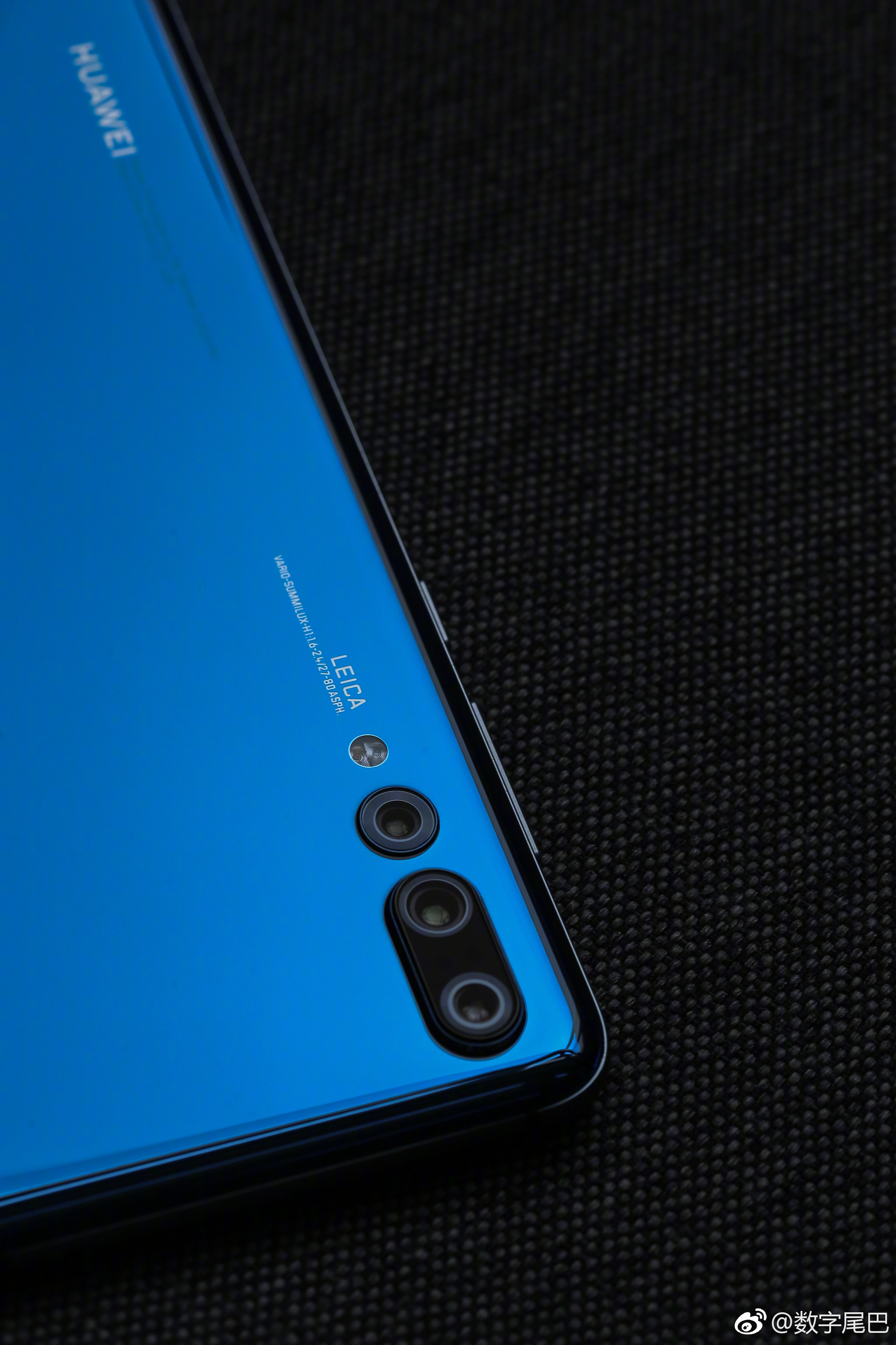 华为p20 pro 宝石蓝配色,这个镜面效果还是挺通透的