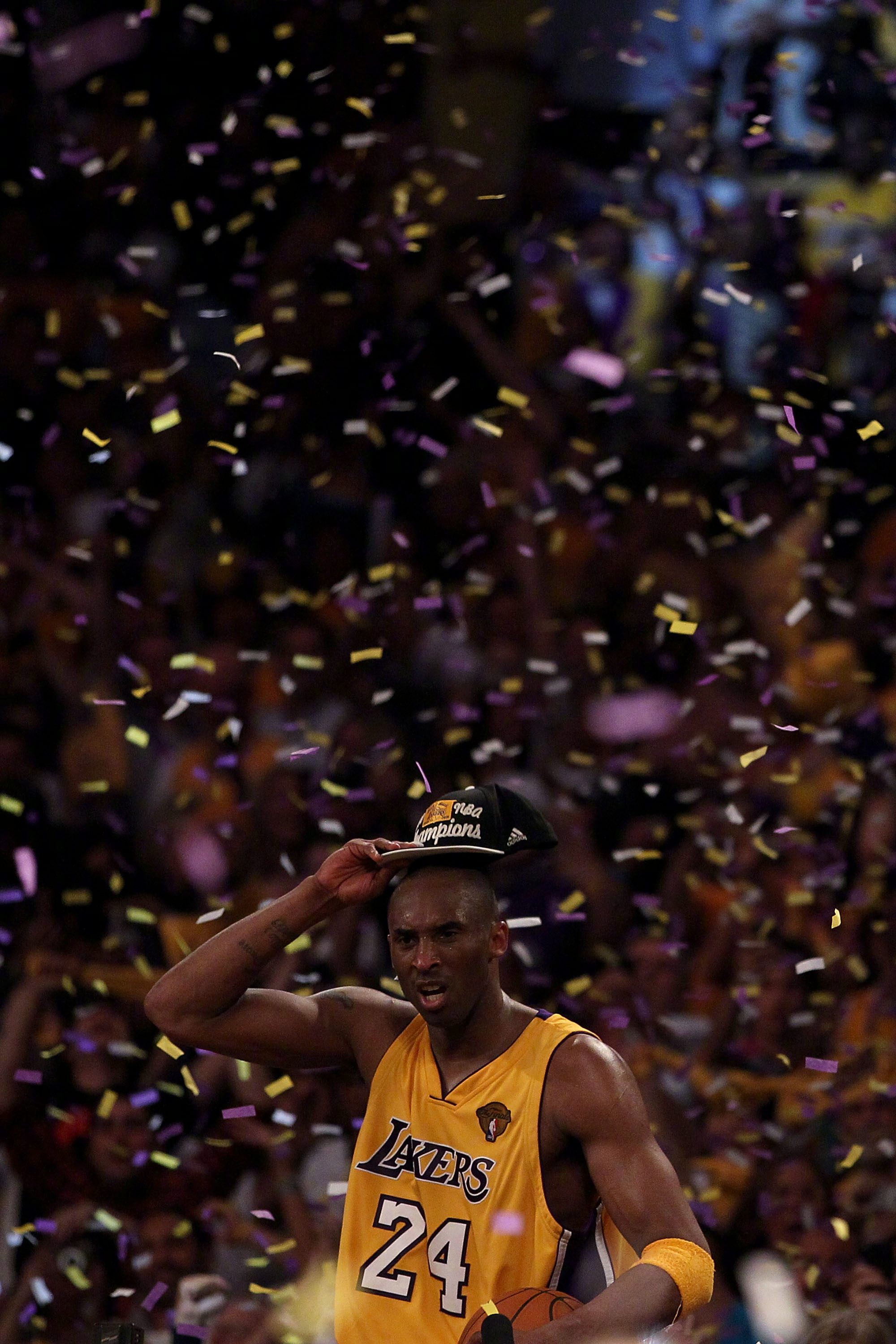 世界之巅一组2010年科比夺冠后庆祝的高清大图