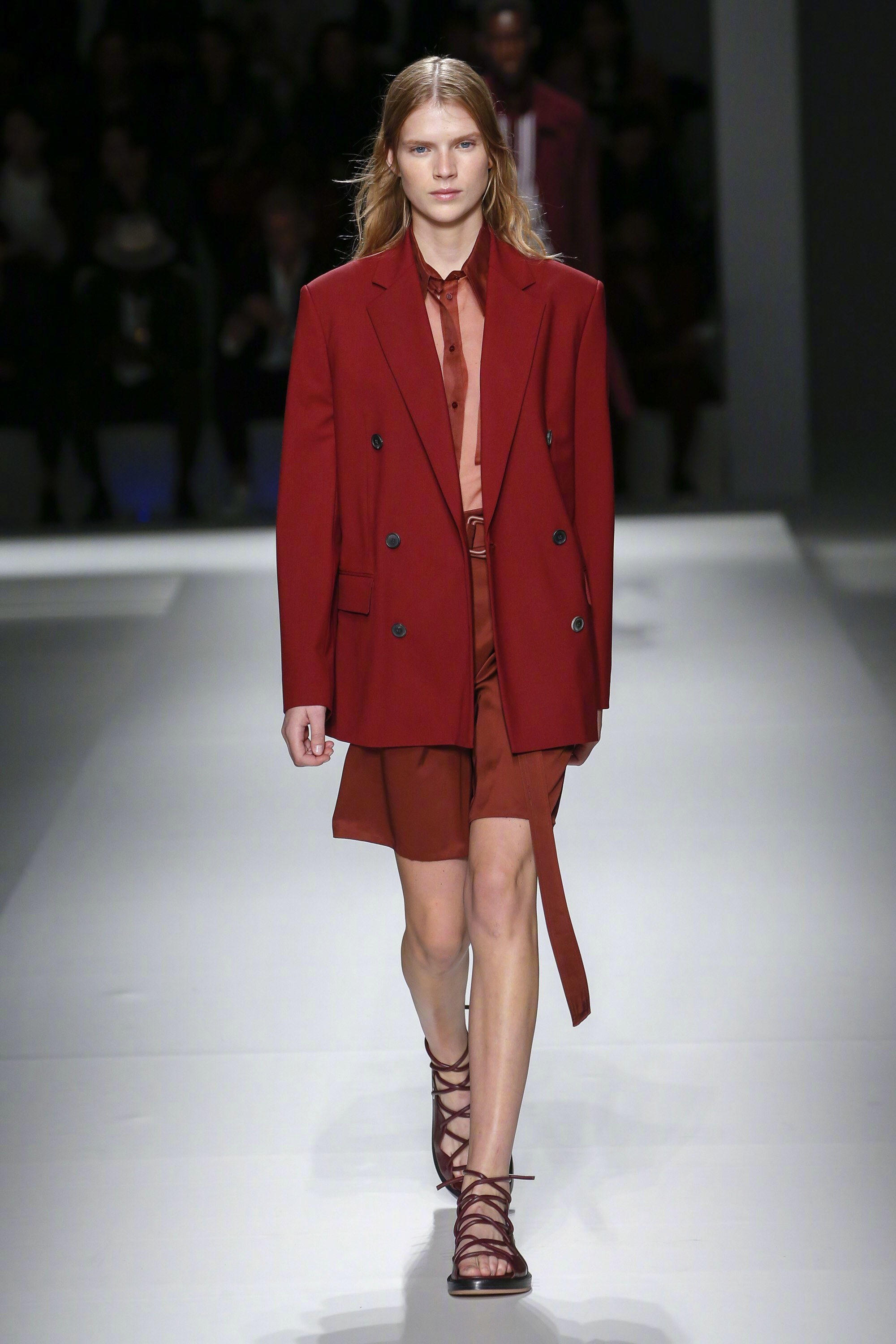 boss 2019春夏系列发布秀—-不同红色的运用与配搭.