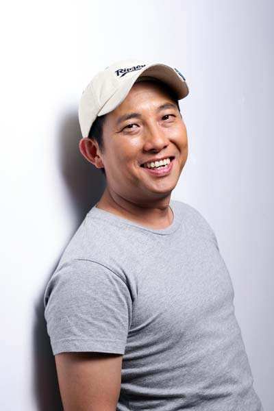 他个子不高,肤色偏黑,喜欢微微仰着头说话,经常成为庹宗康和孙鹏取笑