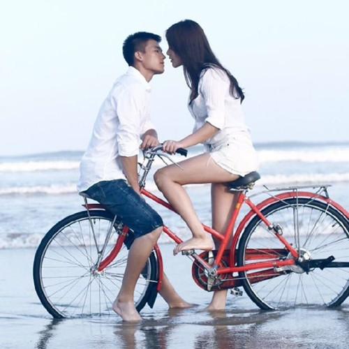 在苏有朋指导的电影《左耳》中,马思纯饰演的黎吧啦和欧豪饰演的张漾