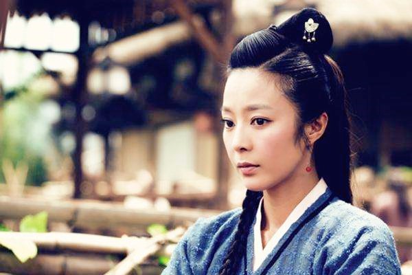 古装英气妩媚,现代装时尚温婉,如此百变的刘冰玥值得pick一下