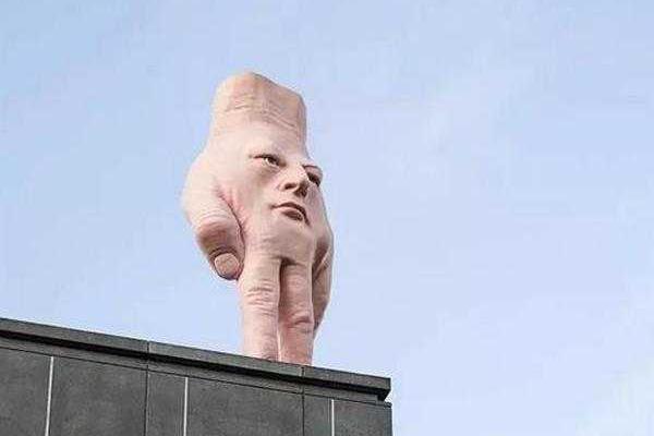 世界上最搞笑的五大雕像,第二个给人造成错觉,第一身体被掏空