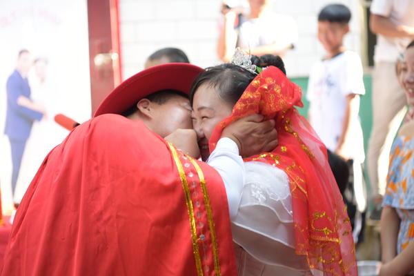 双胞胎兄弟,同天花轿迎娶姐妹花