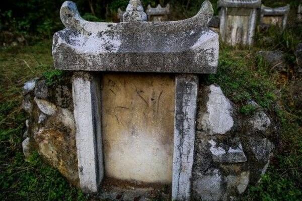 妻子去世半个月,丈夫经常梦到妻子,隔天叫上朋友墓地一看,愣了