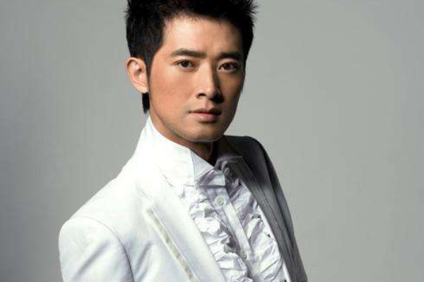 任泉:任泉在剧中饰演易大川,是易小川的哥哥.