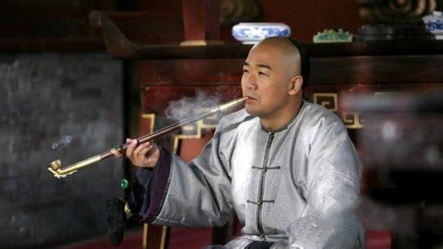 别的人倒也听话,但是人称"纪大烟袋"的纪晓岚,却一点都不