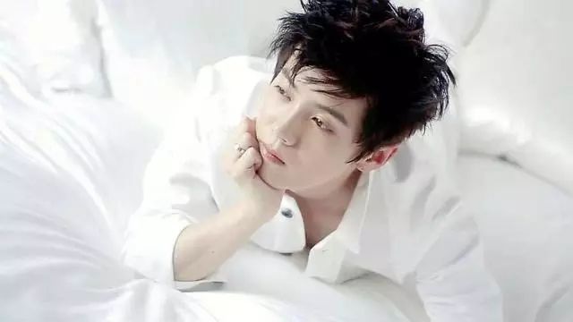 男星托腮扮酷,鹿晗禁欲王源萌酷,黄渤颜值很加分!