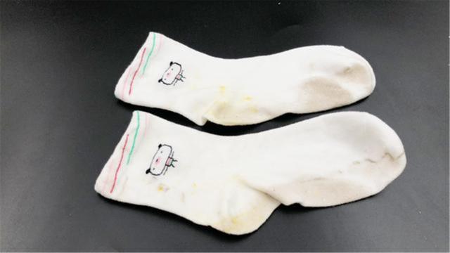 白袜子穿脏了难洗白,教你一招,简单泡一泡,袜子跟新买的一样白