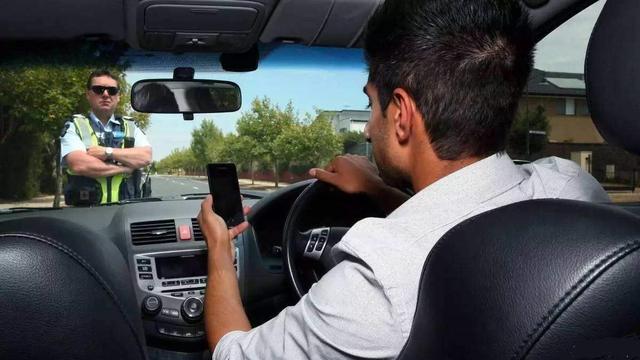 老司机和新手开车有什么区别交警看驾照扣多少分就知道了