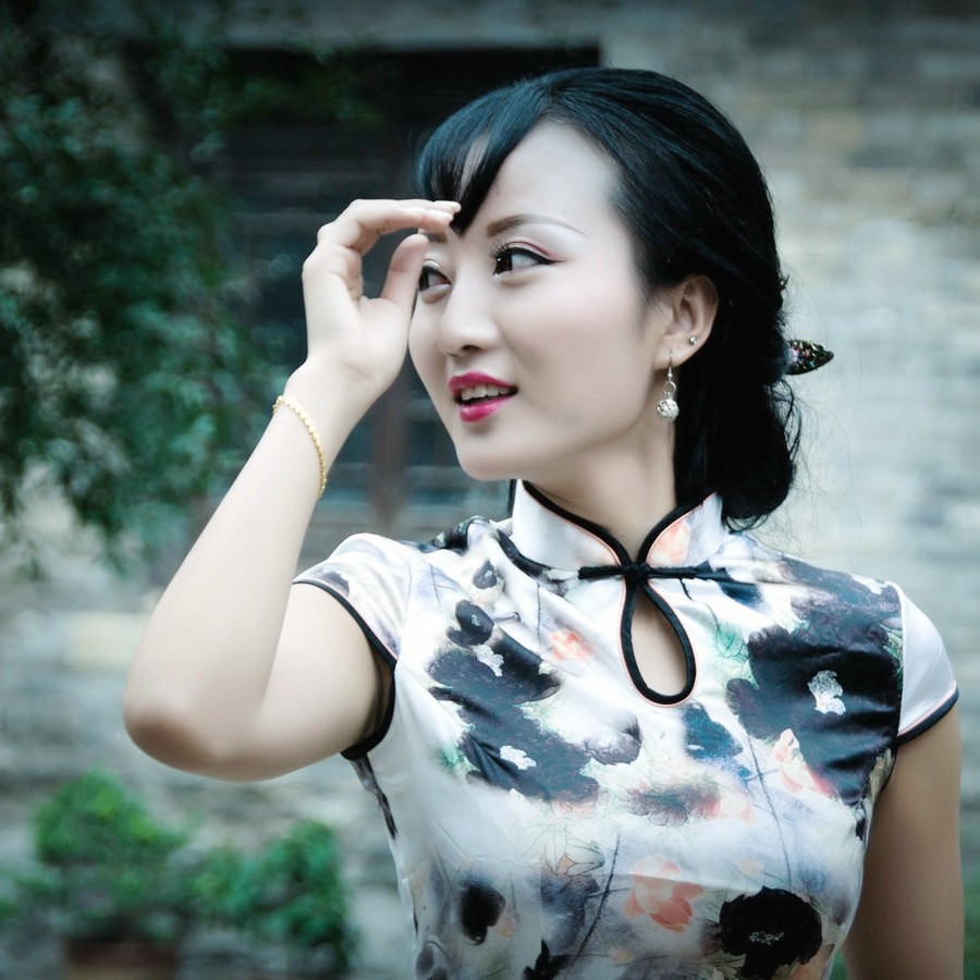 古村落里的民族古韵风情旗袍女子