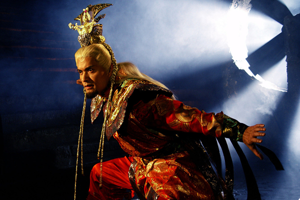 所以事件的始作俑者官御天由吕良伟饰演,他是至尊盟主,为独霸至尊盟