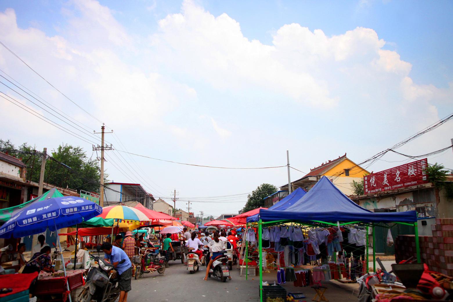 夏天河南农村赶集场面 高温阻碍不了热闹