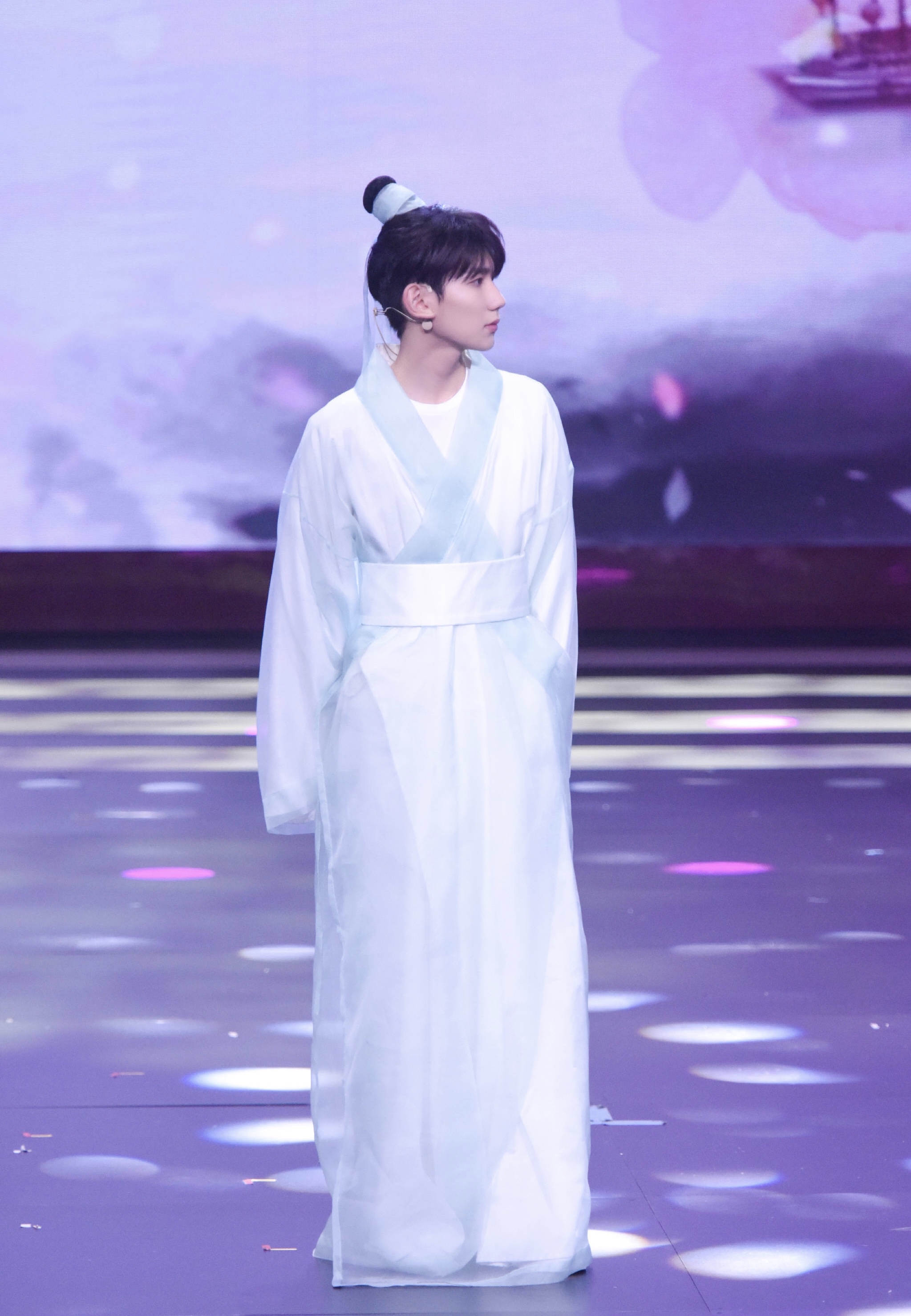 冒着仙气的仕林公子,穿古装的源哥也是十分精致了,今晚期待@tfboys