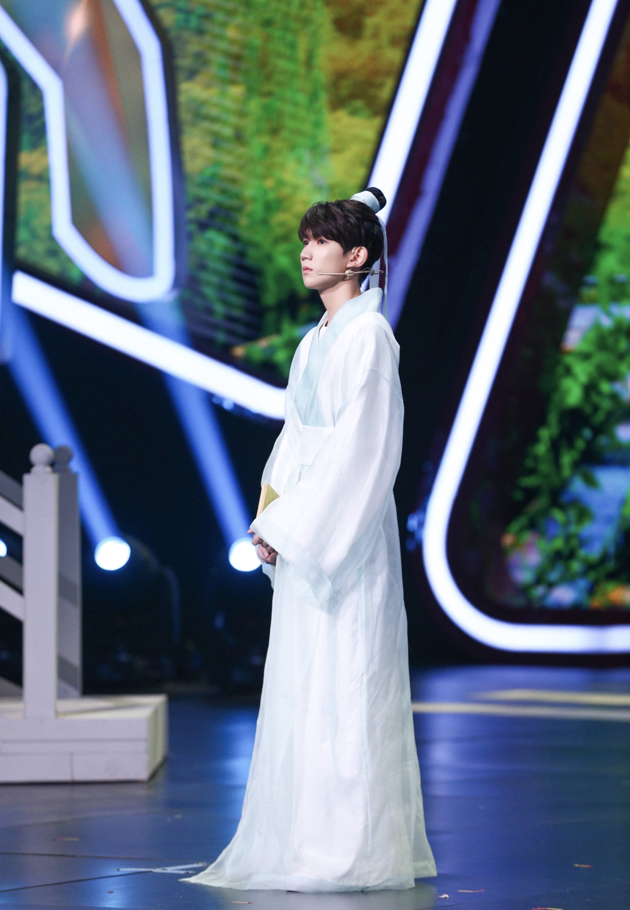 穿古装的源哥也是十分精致了,今晚期待@tfboys-王源  全新演绎经典