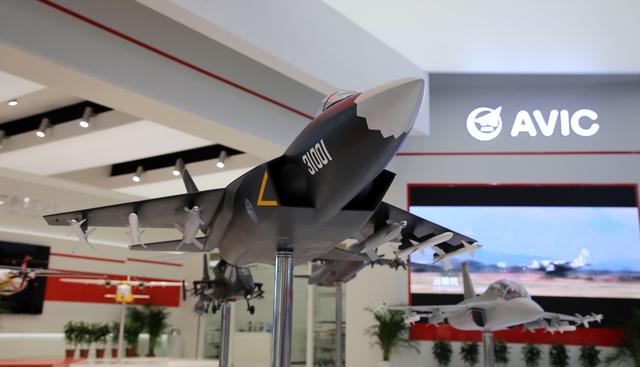 歼31巴黎航展曝光内置弹仓欧洲国家眼里已高不可攀直流口水