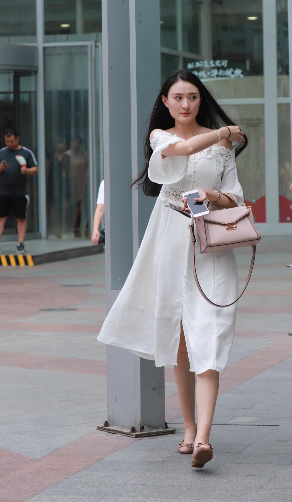 漂亮女孩的街头,看看能够遇到哪些哈尔滨中央大街就是一个出美女的