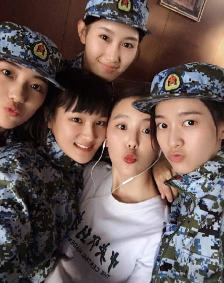 明星在校生与同学合影,扑面而来的青春感,网友:年轻真好