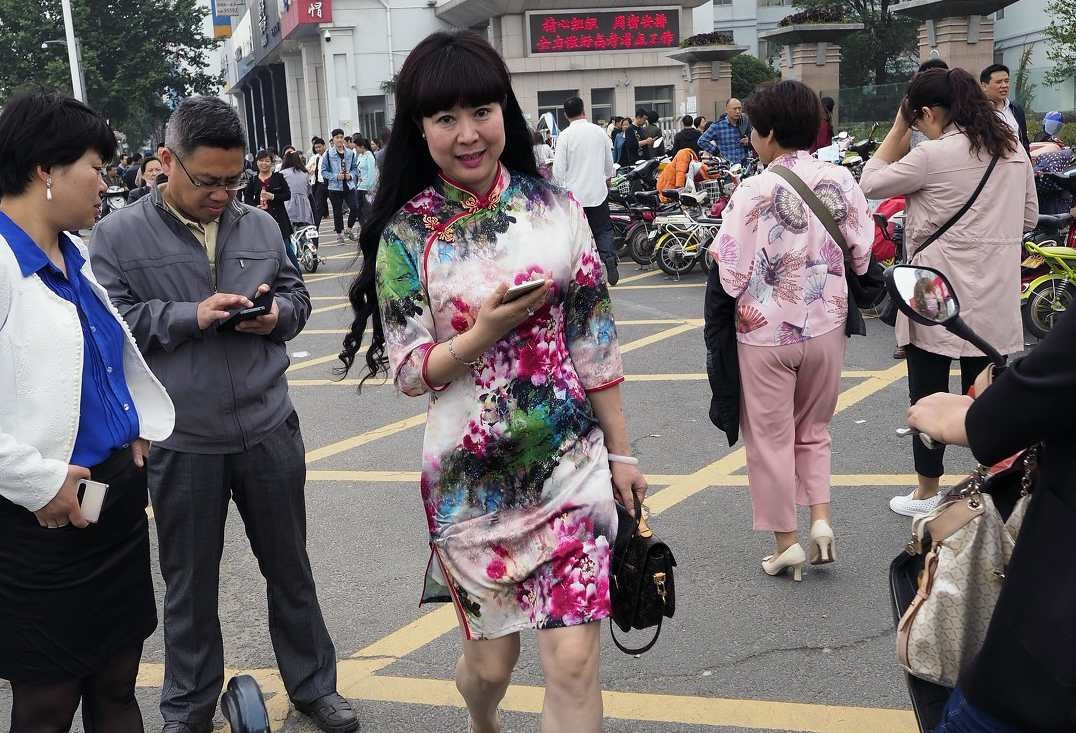 镜头下妈妈穿旗袍助力孩子高考10个感人瞬间寓意旗开得胜